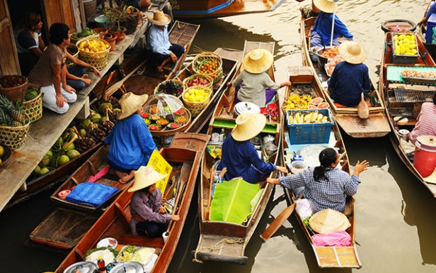 Marché flottant en Thaïlande à Amphawa, au sud de Bangkok